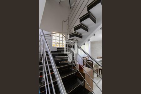 Escada de casa à venda com 3 quartos, 228m² em Jardim Santa Clara, Guarulhos