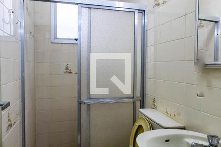 Banheiro de apartamento para alugar com 2 quartos, 61m² em Parque Enseada, Guarujá