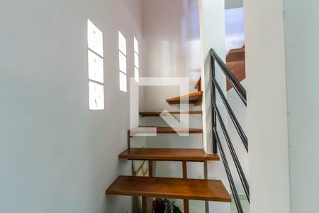Escada de casa de condomínio para alugar com 3 quartos, 140m² em Demarchi, São Bernardo do Campo