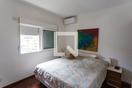 Suíte de casa à venda com 4 quartos, 200m² em Sagrada Família, Belo Horizonte