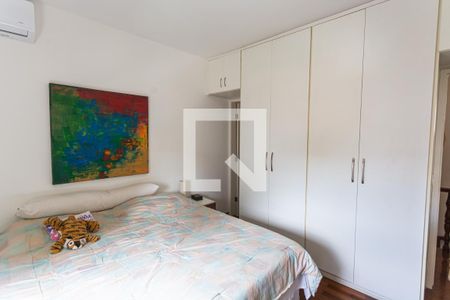 Suíte de casa à venda com 4 quartos, 200m² em Sagrada Família, Belo Horizonte