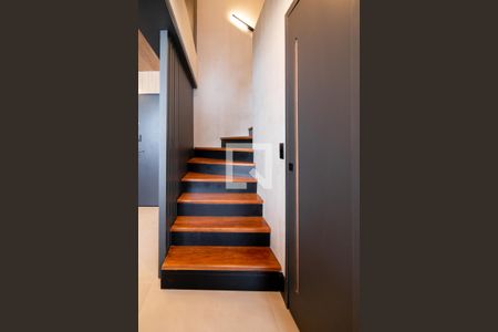 Escada de apartamento para alugar com 1 quarto, 52m² em Brooklin, São Paulo