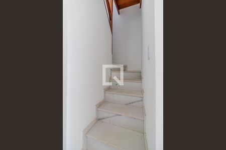 Apartamento para alugar com 115m², 3 quartos e 1 vaga Apartamento para alugar com 115m², 3 quartos e 1 vagaEscada