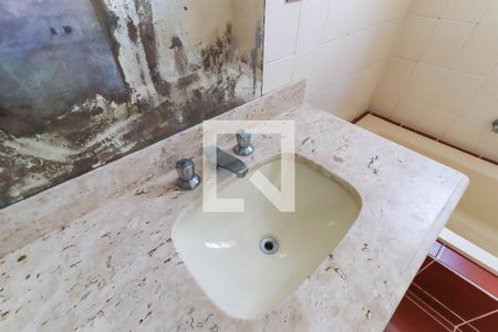 Apartamento para alugar com 300m², 3 quartos e 4 vagas Apartamento para alugar com 300m², 3 quartos e 4 vagasBanheiro da Suíte 1