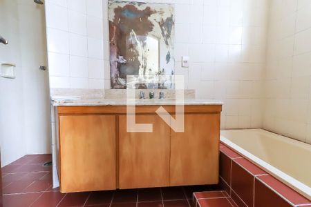 Apartamento para alugar com 300m², 3 quartos e 4 vagas Apartamento para alugar com 300m², 3 quartos e 4 vagasBanheiro da Suíte 1