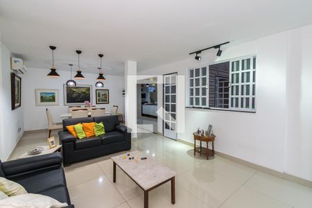 Sala de casa à venda com 4 quartos, 250m² em Olaria, Rio de Janeiro