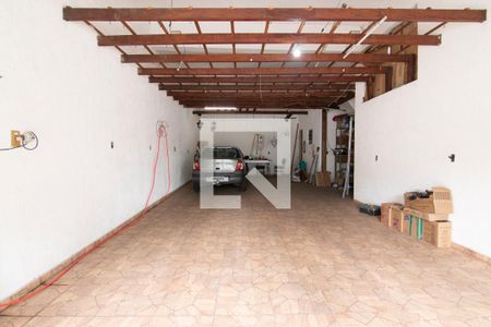 Casa à venda com 220m², 3 quartos e 5 vagas Casa à venda com 220m², 3 quartos e 5 vagasGaragem