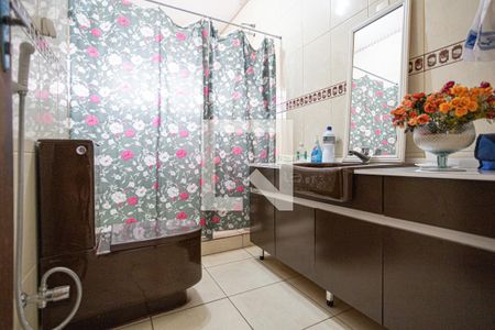 Casa à venda com 200m², 4 quartos e 5 vagas Casa à venda com 200m², 4 quartos e 5 vagasBanheiro 2