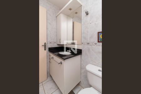 Banheiro de apartamento à venda com 1 quarto, 50m² em Floresta, Porto Alegre