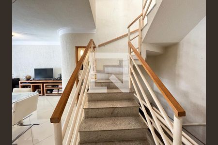 Escada de casa à venda com 4 quartos, 214m² em Mirandópolis, São Paulo
