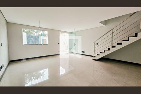 Sala 1 de casa à venda com 3 quartos, 129m² em Ouro Preto, Belo Horizonte