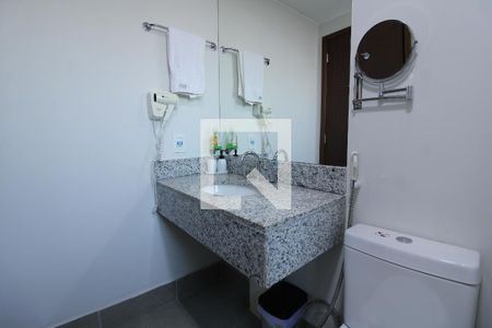 Banheiro de apartamento para alugar com 1 quarto, 48m² em Camorim, Rio de Janeiro