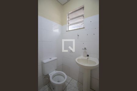 Banheiro de kitnet/studio para alugar com 1 quarto, 42m² em Raul Veiga, São Gonçalo