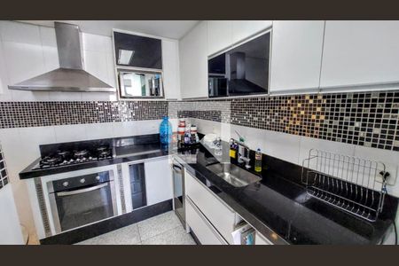 Cozinha de apartamento à venda com 2 quartos, 77m² em Lourdes, Belo Horizonte