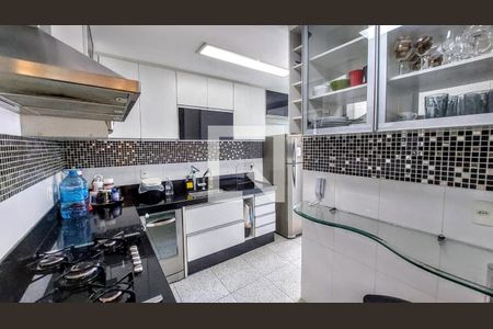 Cozinha de apartamento à venda com 2 quartos, 77m² em Lourdes, Belo Horizonte