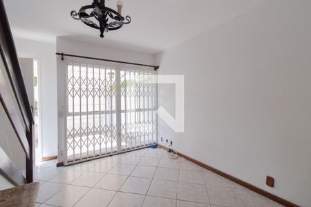 Sala de casa à venda com 3 quartos, 150m² em Guarujá, Porto Alegre