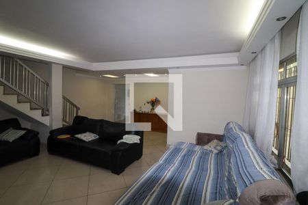 Sala de TV de casa à venda com 4 quartos, 350m² em Vila Carrão, São Paulo
