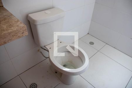 Banheiro de kitnet/studio para alugar com 1 quarto, 27m² em Vila Mazzei, São Paulo