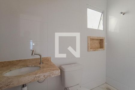 Banheiro de apartamento para alugar com 1 quarto, 27m² em Vila Mazzei, São Paulo