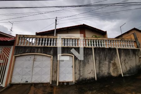 Casa à venda com 135m², 2 quartos e 2 vagas Casa à venda com 135m², 2 quartos e 2 vagasFachada