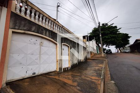 Casa à venda com 135m², 2 quartos e 2 vagas Casa à venda com 135m², 2 quartos e 2 vagasFachada
