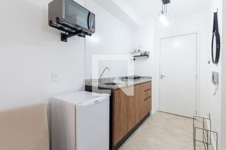 Studio - cozinha - armários e eletrodomésticos  de kitnet/studio para alugar com 1 quarto, 30m² em Pinheiros, São Paulo