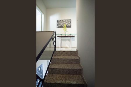 Escada de casa à venda com 4 quartos, 230m² em Ouro Preto, Belo Horizonte