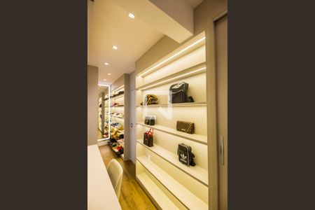 Apartamento à venda com 376m², 3 quartos e 4 vagas Apartamento à venda com 376m², 3 quartos e 4 vagasCloset da suíte