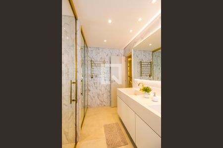 Apartamento à venda com 376m², 3 quartos e 4 vagas Apartamento à venda com 376m², 3 quartos e 4 vagasBanheiro da Suíte