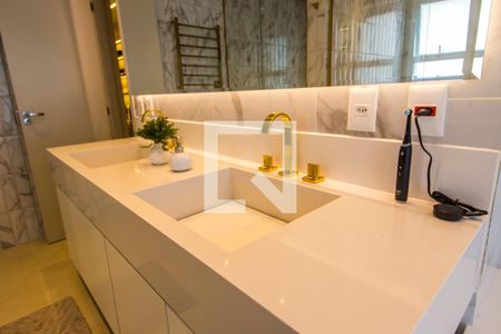 Apartamento à venda com 376m², 3 quartos e 4 vagas Apartamento à venda com 376m², 3 quartos e 4 vagasDetalhe do Banheiro da Suite