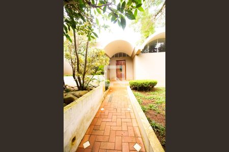 Casa à venda com 550m², 4 quartos e 5 vagas Casa à venda com 550m², 4 quartos e 5 vagasEntrada