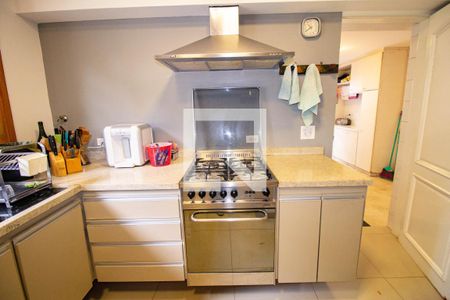 Casa à venda com 550m², 4 quartos e 5 vagas Casa à venda com 550m², 4 quartos e 5 vagasCozinha