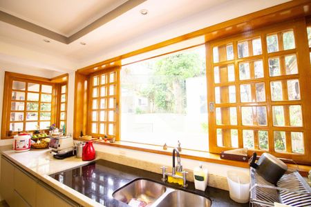 Casa à venda com 550m², 4 quartos e 5 vagas Casa à venda com 550m², 4 quartos e 5 vagasCozinha