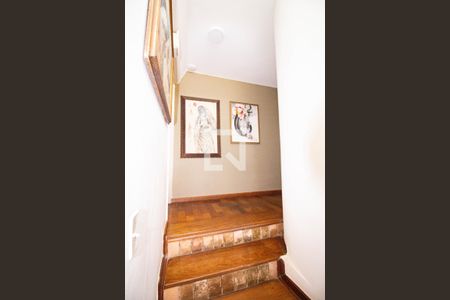 Casa à venda com 550m², 4 quartos e 5 vagas Casa à venda com 550m², 4 quartos e 5 vagasHall