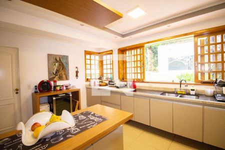 Casa à venda com 550m², 4 quartos e 5 vagas Casa à venda com 550m², 4 quartos e 5 vagasCozinha