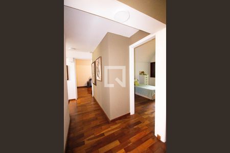 Casa à venda com 550m², 4 quartos e 5 vagas Casa à venda com 550m², 4 quartos e 5 vagasHall