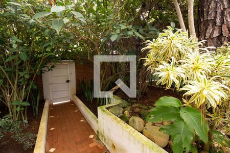 Casa à venda com 550m², 4 quartos e 5 vagas Casa à venda com 550m², 4 quartos e 5 vagasEntrada