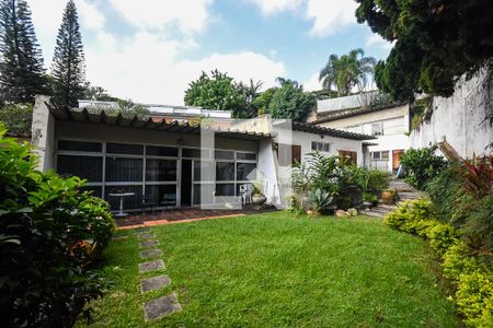 Fachada posterior de casa à venda com 4 quartos, 300m² em Jardim Everest, São Paulo