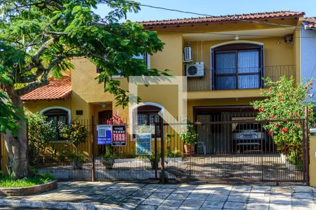 Casa à venda com 400m², 4 quartos e 3 vagas Casa à venda com 400m², 4 quartos e 3 vagasFachada