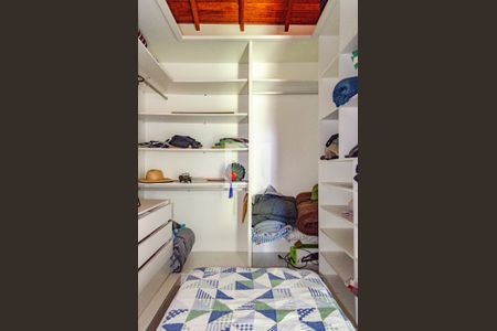 Closet Suíte Master de casa de condomínio para alugar com 4 quartos, 270m² em Campeche Leste, Florianópolis