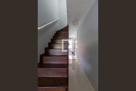 Escadas de casa para alugar com 3 quartos, 80m² em Vila Rosaria, São Paulo