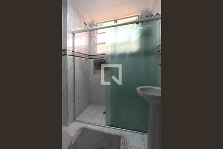 Banheiro de apartamento para alugar com 1 quarto, 50m² em José Menino, Santos