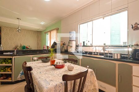 Casa à venda com 250m², 5 quartos e 2 vagas Casa à venda com 250m², 5 quartos e 2 vagasCozinha