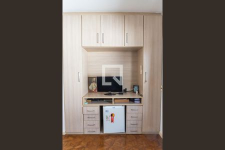 Casa à venda com 570m², 5 quartos e 4 vagas Casa à venda com 570m², 5 quartos e 4 vagasQuarto 1 - Armários