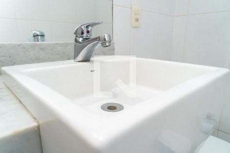 Casa à venda com 570m², 5 quartos e 4 vagas Casa à venda com 570m², 5 quartos e 4 vagasBanheiro 1 Detalhe