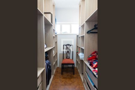 Casa à venda com 570m², 5 quartos e 4 vagas Casa à venda com 570m², 5 quartos e 4 vagasCloset da suíte 1