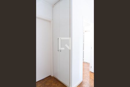 Casa à venda com 570m², 5 quartos e 4 vagas Casa à venda com 570m², 5 quartos e 4 vagasCorredor Detalhe