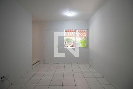 Sala de casa de condomínio para alugar com 2 quartos, 90m² em Vila São Luiz, Goiânia