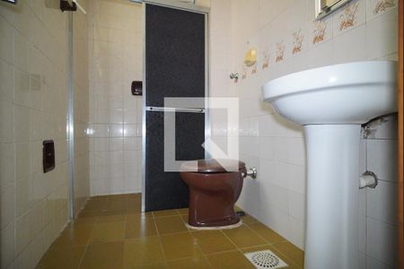 Banheiro de apartamento à venda com 1 quarto, 33m² em Santa Cecília, Porto Alegre