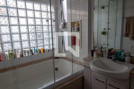 Banheiro de casa de condomínio à venda com 3 quartos, 180m² em Parque Colonial, São Paulo